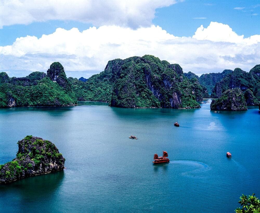 With its blend of adventure, romance, and natural grandeur, Ha Long is an unmissable destination for all types of travelers
